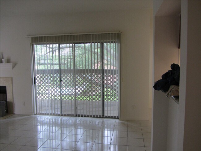 Foto del edificio - 6500 Harbor Town Dr