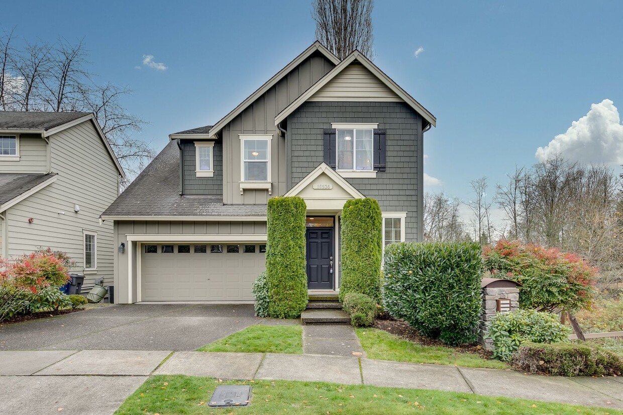 Primary Photo - Spacious 4 bedroom home in Redmond!