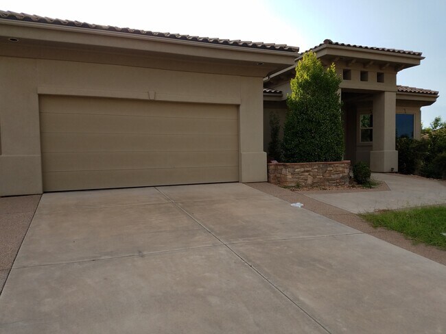 Building Photo - Beautiful Home in The Boulders