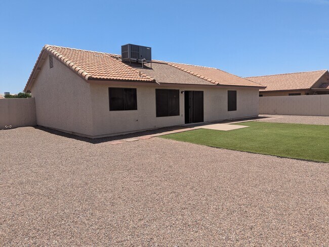 Foto del edificio - 5460 E Emerald Ave