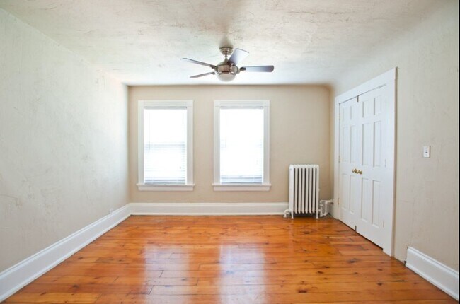 Foto del edificio - 2214 E Ivanhoe Pl