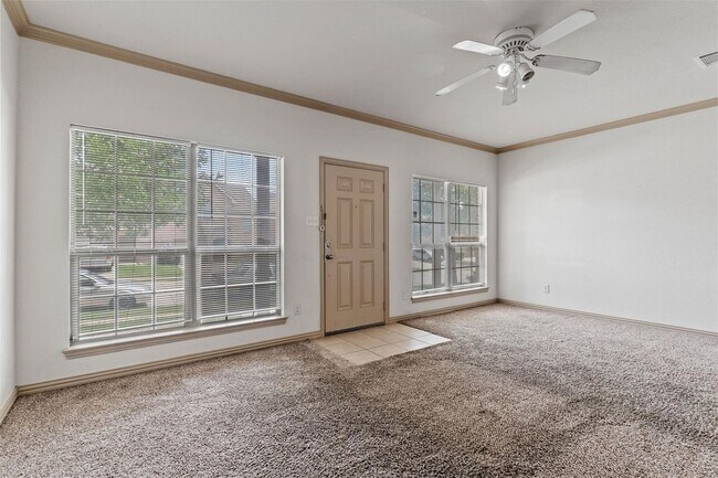 Building Photo - Beautiful 4 Bed 2 Bath townhome in Grand P...