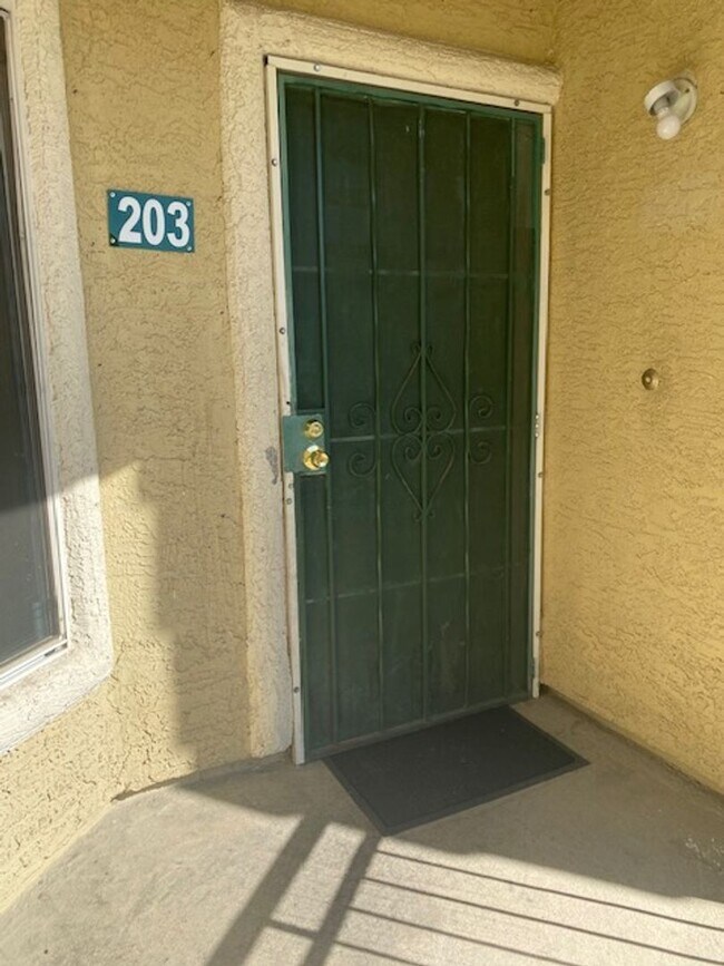 Building Photo - Very Nice Second Floor Condo!!!