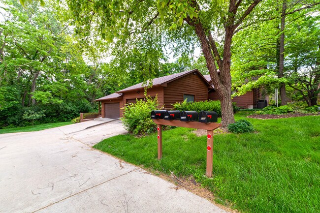 Foto del edificio - 2824 Melody Ln