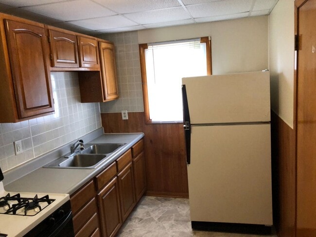 Building Photo - Comfy 2-Bedroom Home with Garage in Moline