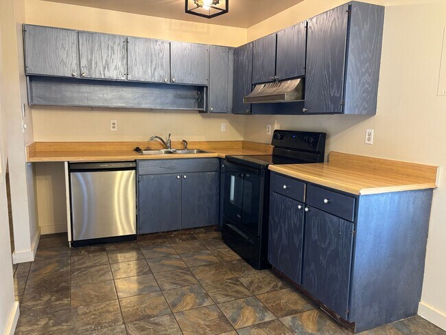 Foto del edificio - 4 bed 1.5 bath Ranch Style Home with Basem...