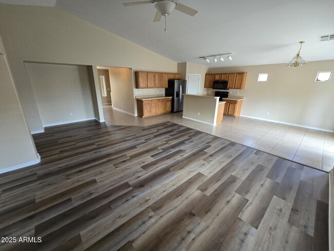 Foto del edificio - 17469 W Spring Ln