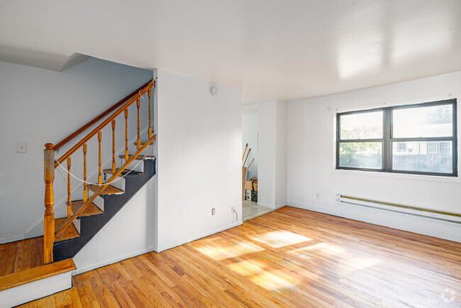 2BR, 2BA - 770SF - Living Room - 1266 Washington Ave