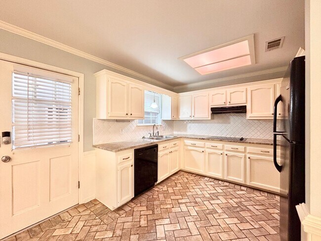 Foto del edificio - 3 Bedroom House located off Burbank near S...