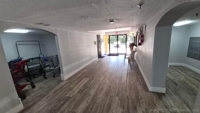 Building Photo - 450 Egret Cir