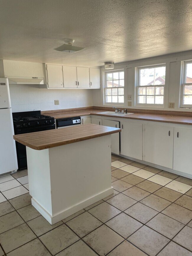 Building Photo - 2 br, 1 bath House - 1815 N Union Ave. (388)