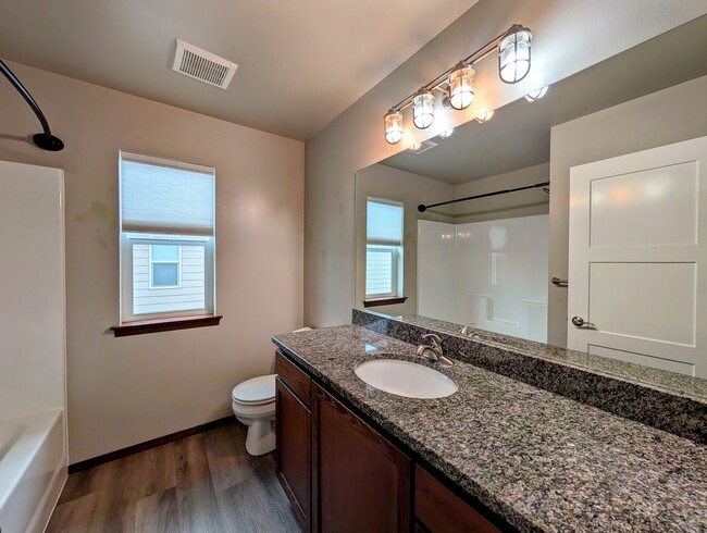 Foto del edificio - 3-Bed, 2.5-Bath Townhome w/ 2-Car Garage