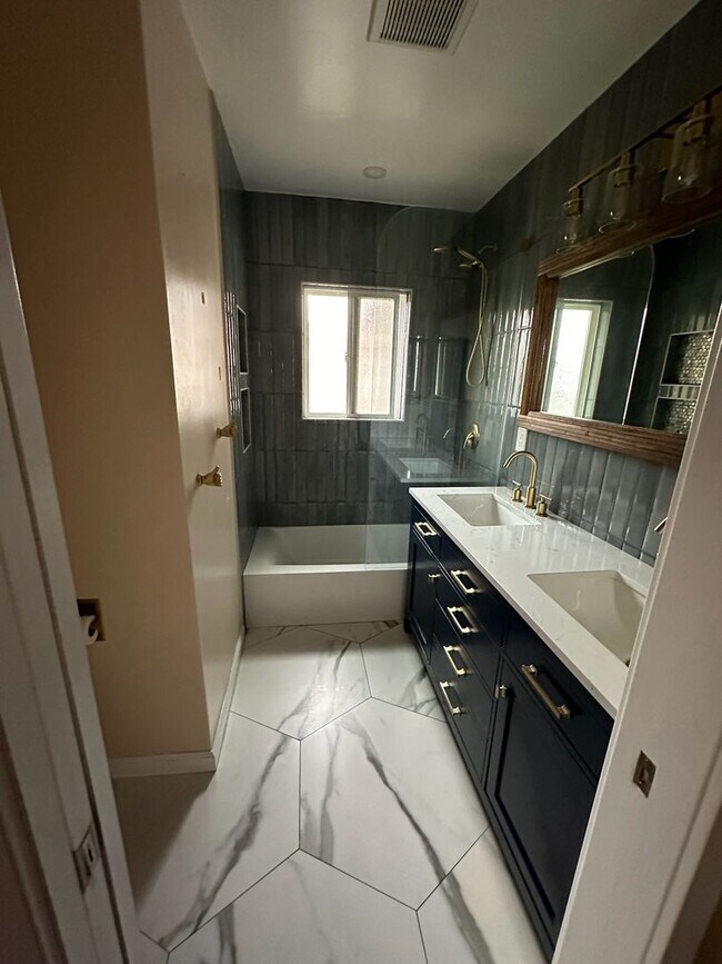 Building Photo - Three bedroom home in Long Beach available...