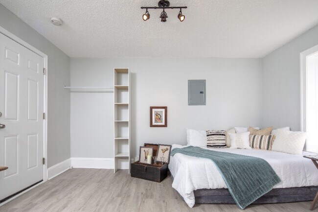 Foto del edificio - 8302 Lake Ave
