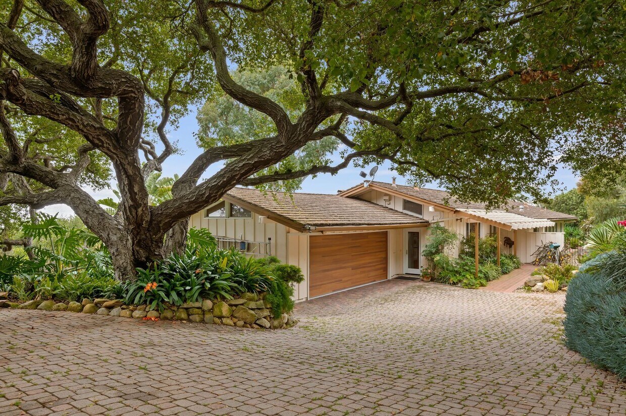 Primary Photo - Stunning ocean views from this American Ri...