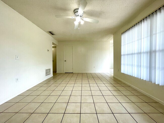 Foto del edificio - 5218 Curry Ford Rd