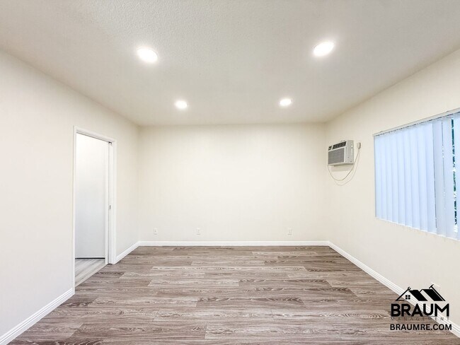 Foto del edificio - 15546 Vanowen St