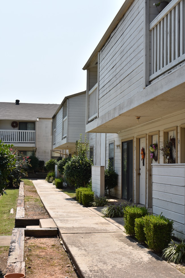 Exterior - Forest Oaks Apartments