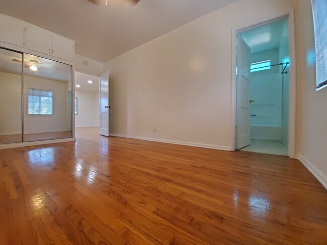 Building Photo - 5119 Cahuenga Blvd