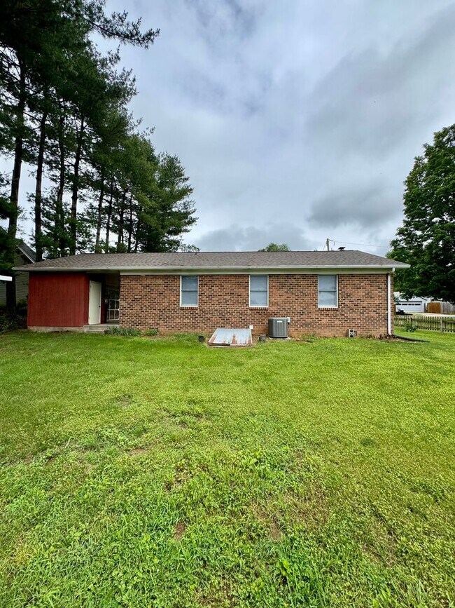 Building Photo - Single Family Home for Rent in Dayton