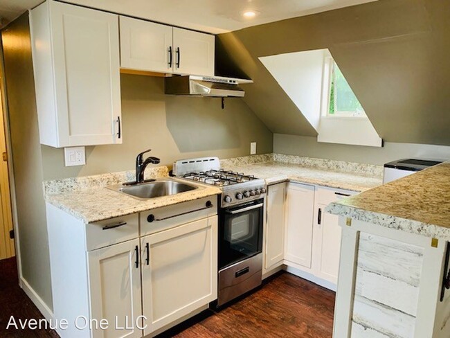 Building Photo - 318 NE Maple Leaf Pl