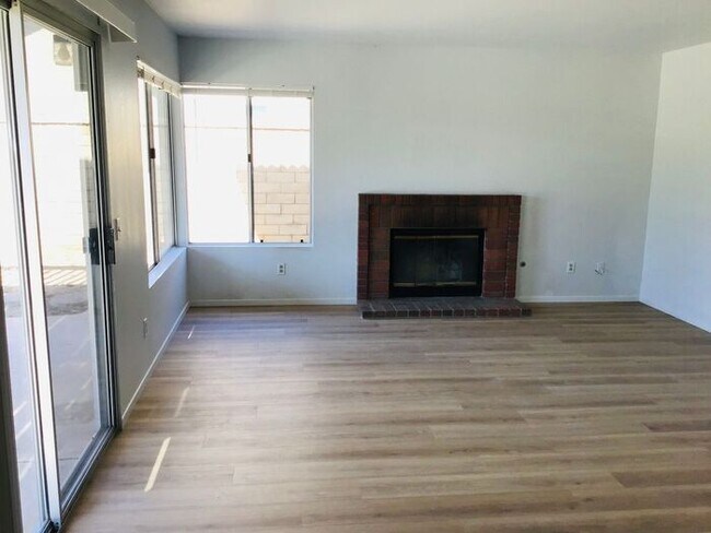 Building Photo - 2 story, 3 bedroom in Mission Oaks