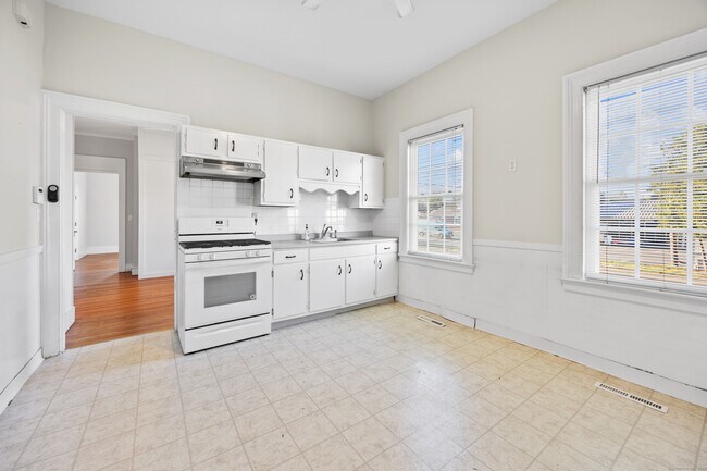 Building Photo - 249 Maple Ave
