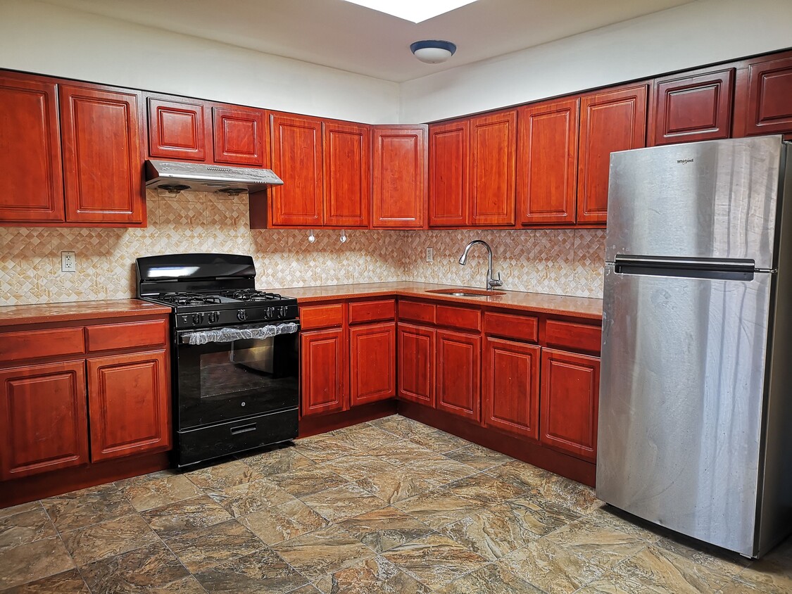 Primary Photo - 2078 E 56th St