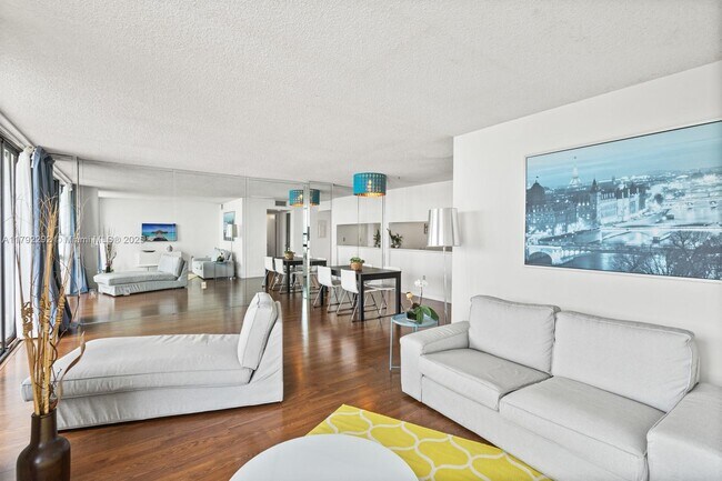 Foto del edificio - 600 NE 36th St