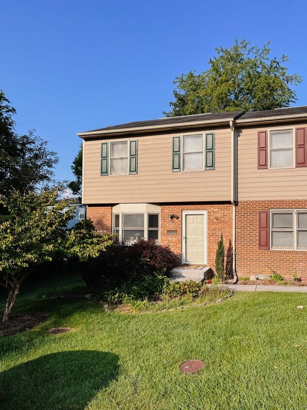 Primary Photo - 3 Bedroom, 2 Bath Townhouse