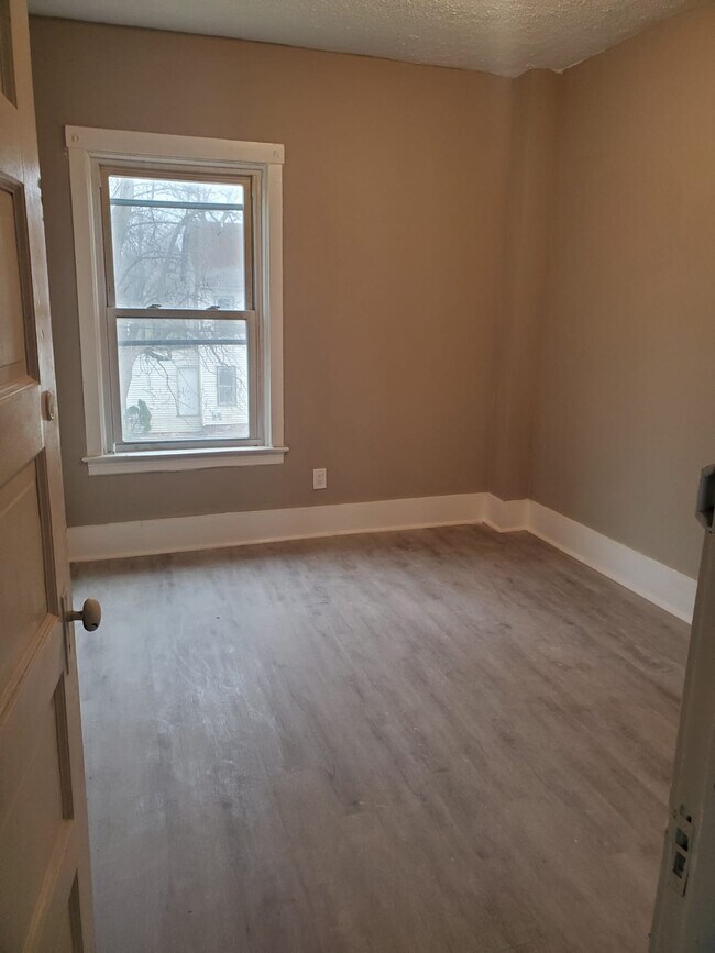 Building Photo - 7511 Lawnview Ave