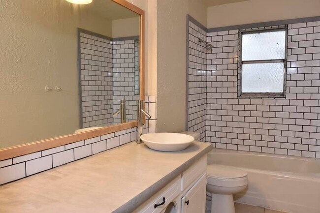 Building Photo - 2506 BEVERLY DR