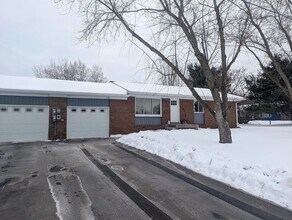 Building Photo - 2895 Spring Hill Dr