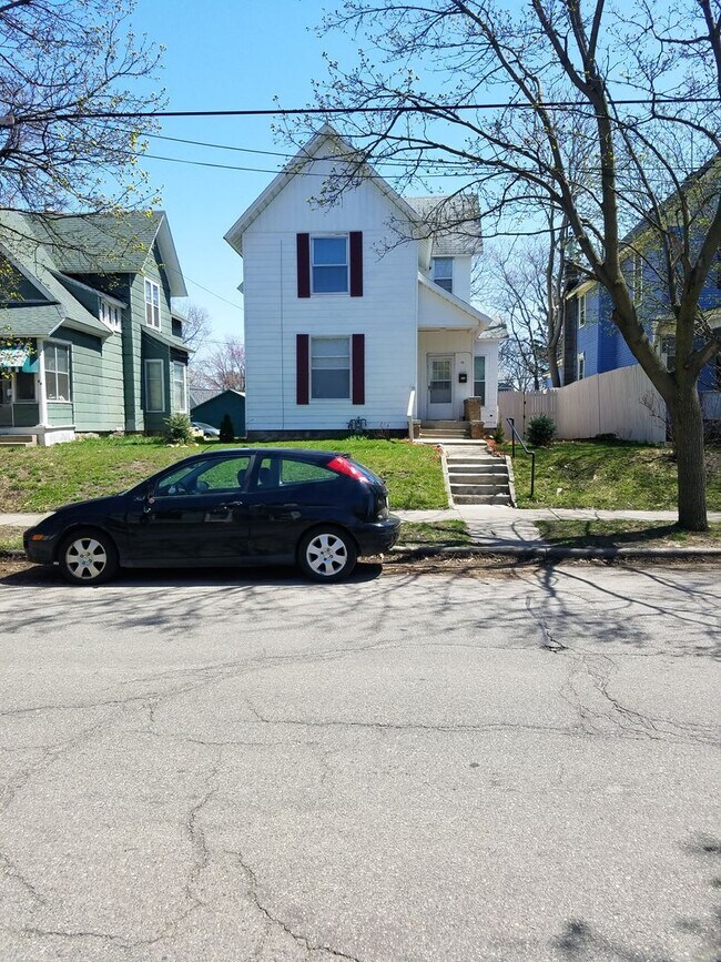 Foto del edificio - Downtown 2 Story Cottage Monthly Grand Rapids Rental