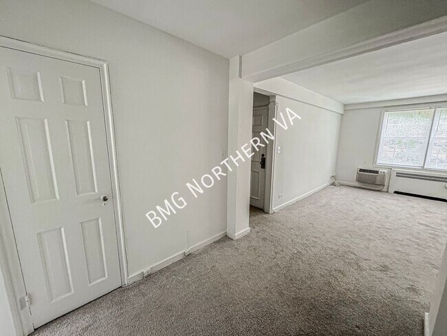 Foto del edificio - 214 N George Mason Dr