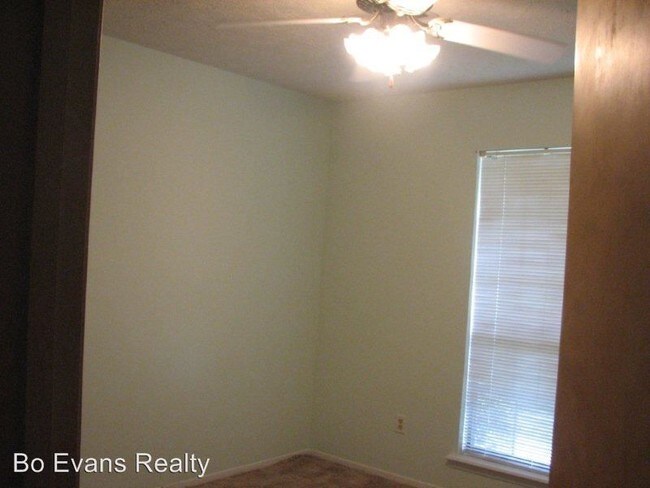 Building Photo - 570 Marshall Dr