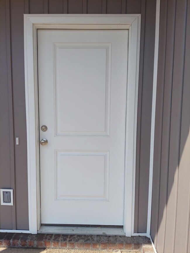 Building Photo - Beautiful New Townhomes in Alma! **MOVE IN...