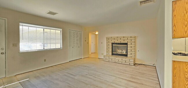 Building Photo - 636 W Perdew Ave