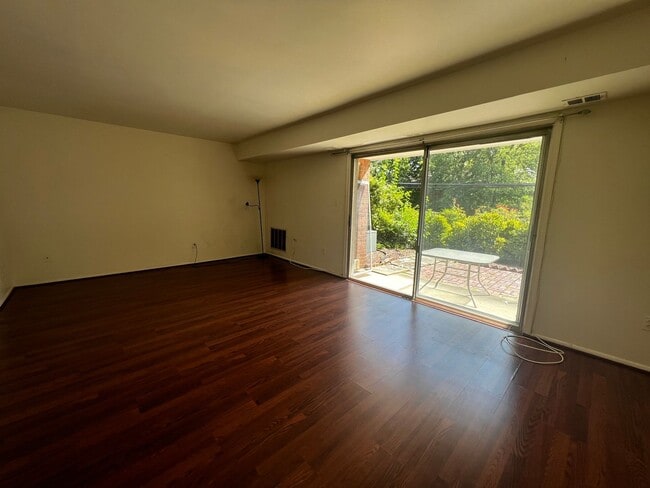 Building Photo - Cozy 3 BR & A Den/1 Full BA & 2 Half BA 2-...