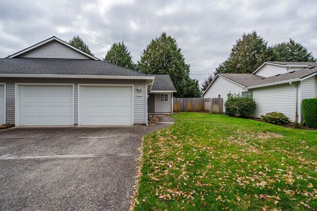 Building Photo - 2 Bedroom 2 Bath Single Level Move In Read...