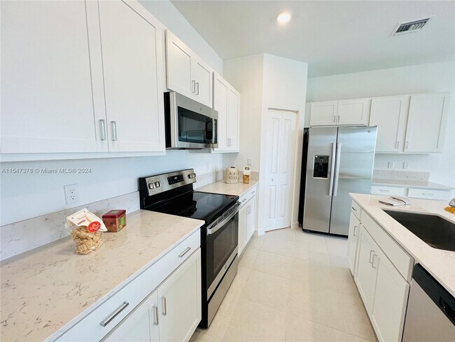 Foto del edificio - 6905 Harbours Edge Ave