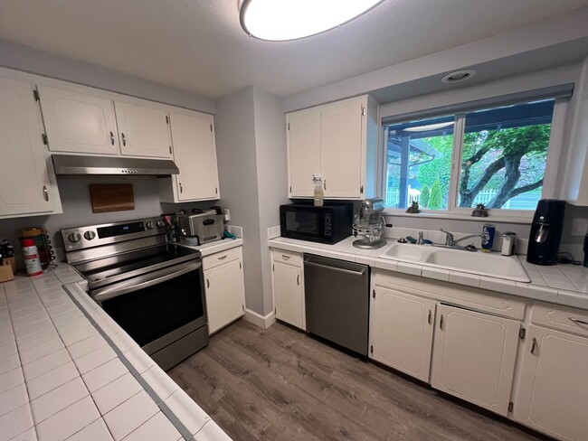Building Photo - Charming 3 Bedroom, 2 Bathroom Home in Fer...