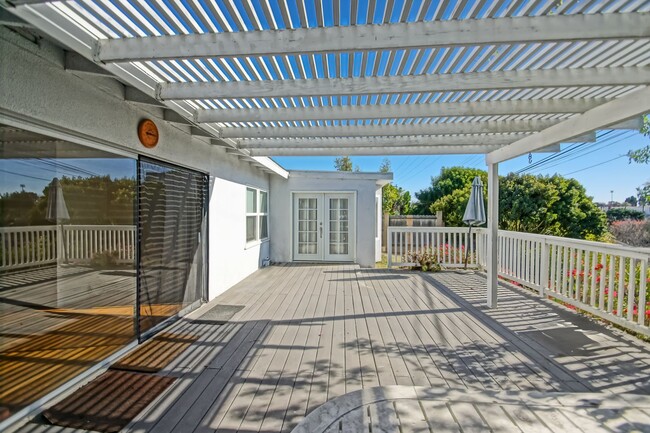 Foto del edificio - CHARMING, BRIGHT & AIRY 3BR2BA HOME W/ LAR...