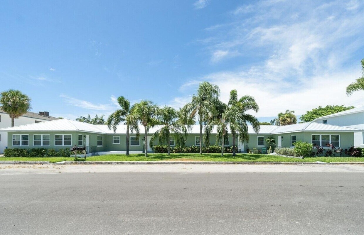 214 Lakeview Ave Unit 3, Lantana, FL 33462 Room for Rent in Lantana