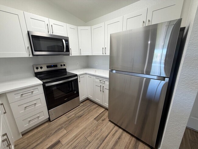 Foto del edificio - ANNUAL RENTAL - KEY ROYAL CONDO -THIRD FLOOR- 2 BED-1 BATH