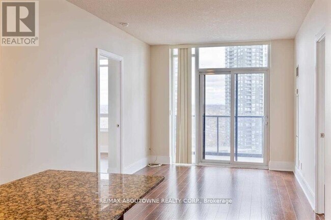 Photo du bâtiment - 330 Burnhamthorpe Rd W