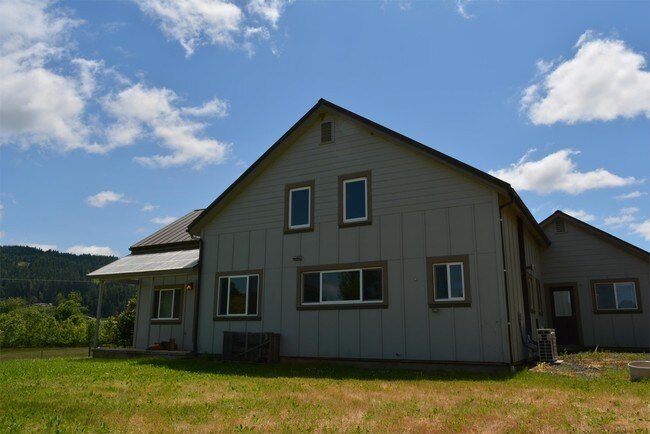 Building Photo - 1099 Elkhead Rd