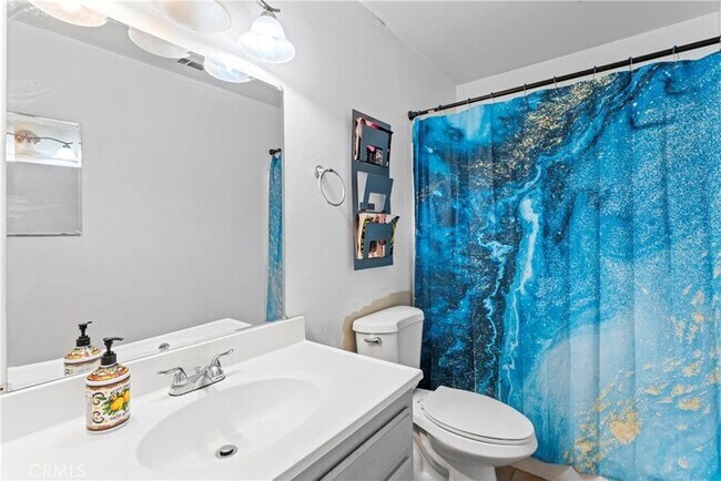 Foto del edificio - this home offers tremendous potential in a...