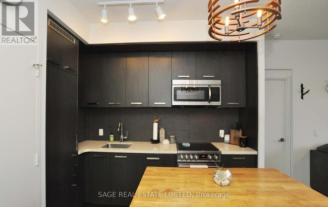 Photo du bâtiment - 455-S455 Front St E