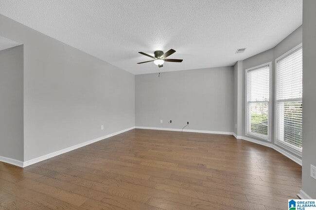 Foto del edificio - 5181 Falling Creek Ln